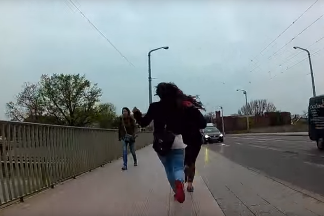 Rowerzysta próbował złapać dziewczynę, która trzymała skradzioną torebkę