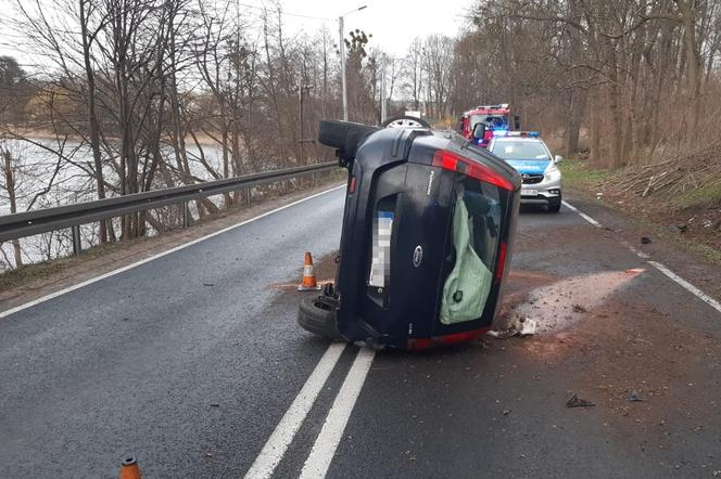 Chwile grozy w gminie Brodnica! Samochód osobowy wywrócił się na bok