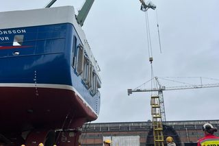 Tyłem zsunął się do wody! Zobaczcie zdjęcia z widowiskowego wodowania 75-metrowego statku rybackiego