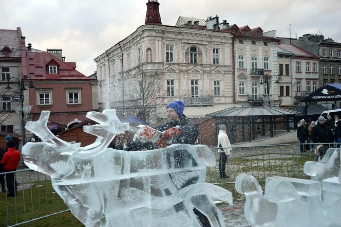 Rekordziści Guinnessa w rzeźbieniu w lodzie na przemyskim jarmarku świątecznym