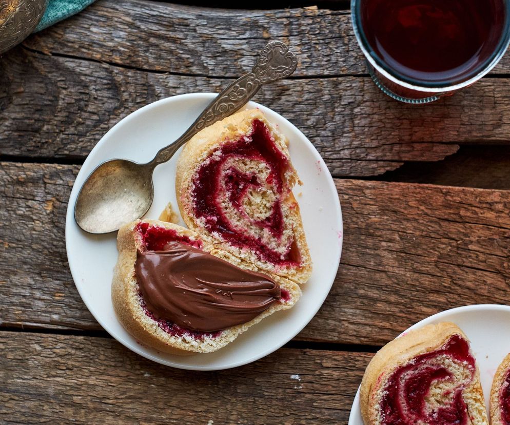 Rolada drożdżowa z dżemem. Przepis na domową struclę owocową, jak u babci