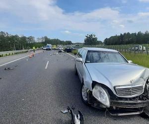 Groźny wypadek na S7. Rozpędzone auto wjechało w nieoznakowany radiowóz [ZDJĘCIA, WIDEO]