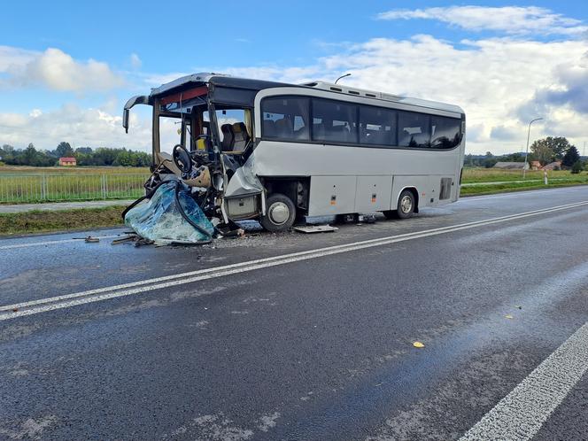 Lubelskie: Wypadek ciężarówki i szkolnego autokaru. Są ranni 