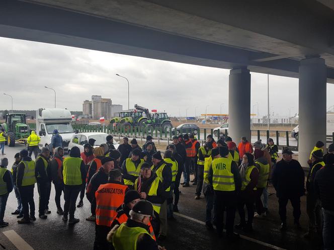 ​Na S5 koło Leszna zaczęła się druga doba rolniczego protestu