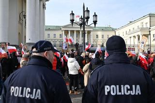 Wielki protest pod ratuszem w Warszawie. Manifestujący mają konkretne żądania