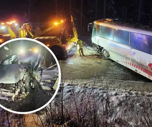 Samochód uderzył w autobus, 29-latek nie żyje. Koszmarny wypadek pod Lubawką
