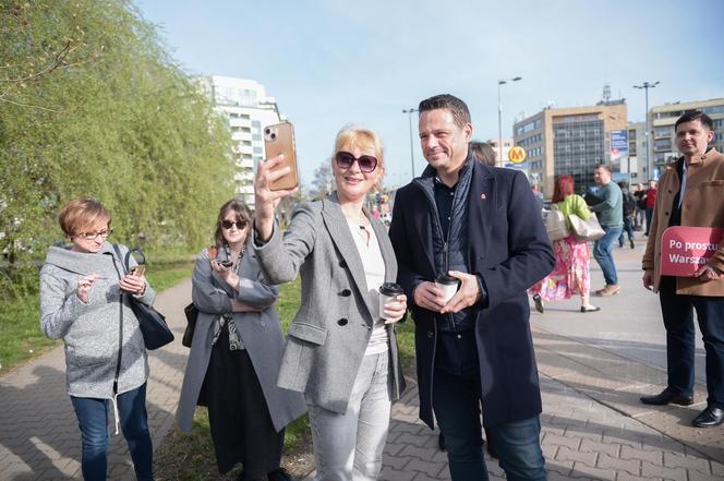 Rafał Trzaskowski rozdaje kawę