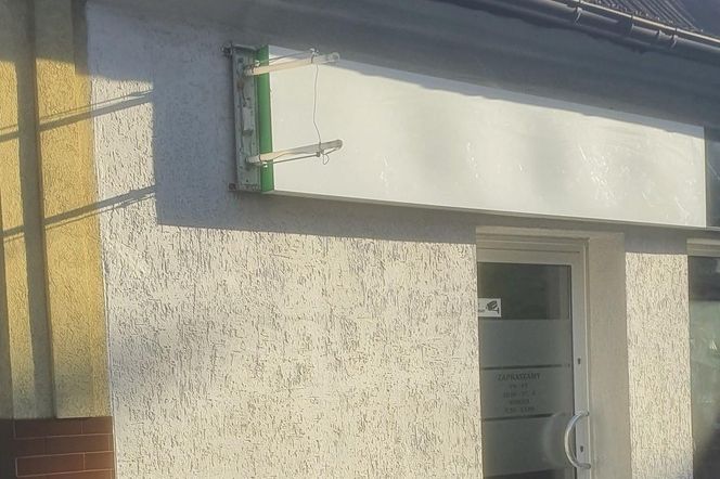 Nie mieli co robić? Dwóch nastolatków zniszczyło baner jednego ze sklepów w Gostyniu