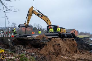 Powódź zabrała most. Mieszkańcy gminy Mietków rzekę pokonują chodząc po powalonym drzewie 