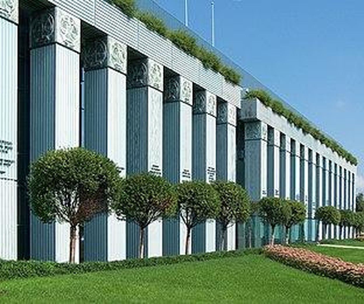 Police in the ultimate  Court! A full-blown brawl, the gathering  disrupted