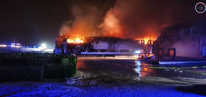 Gigantyczny pożar hali w Białej Rawskiej