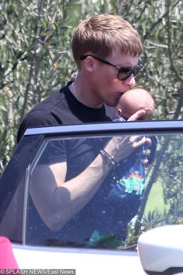 Dustin Lance Black z synem Robertem Rayem