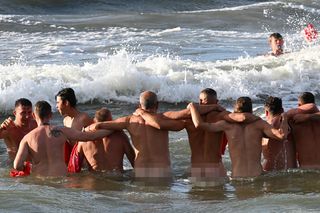 Białe delfiny, czyli koniec wakacji w Mielnie. Ratownicy pożegnali sezon na golasa