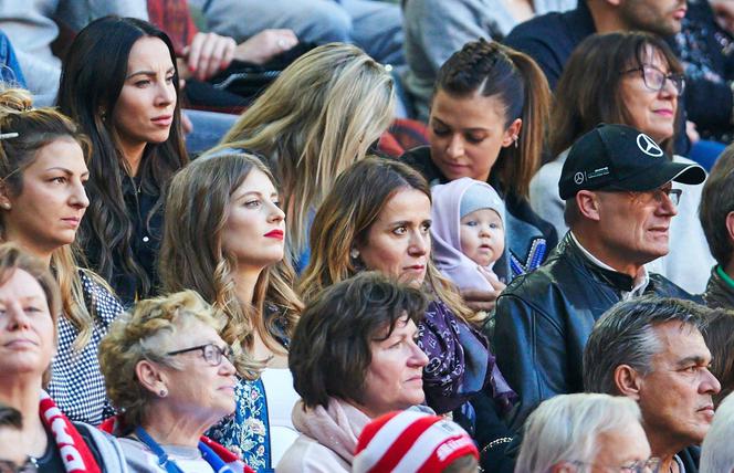 Anna Lewandowska z Klarą na stadionie