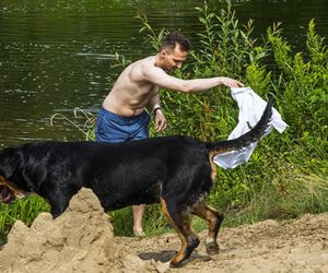 Poseł kąpał się z psem