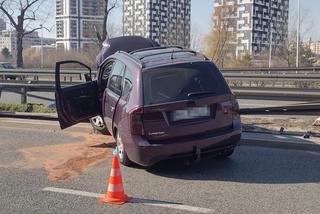 Auto zawisło na barierkach. Groźny wypadek na trasie Siekierkowskiej