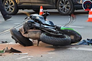  Wypadek na placu Starynkiewicza. Kierowca przewozu osób staranował motocyklistę 