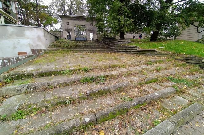 Schody prowadzące do zabytkowych cmentarzy w Kaliszu do remontu