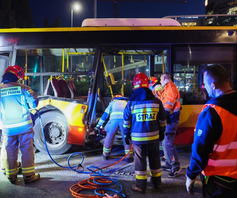 Ciężarówka zderzyła się z miejskim autobusem w Warszawie. Są ranni