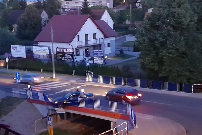 W Gostyniu bmw przebiło bariery i zawisło nad mostem