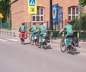 Uczniowie z Gliwic jadą na rowerach do Świnoujścia. Zbierają pieniądze