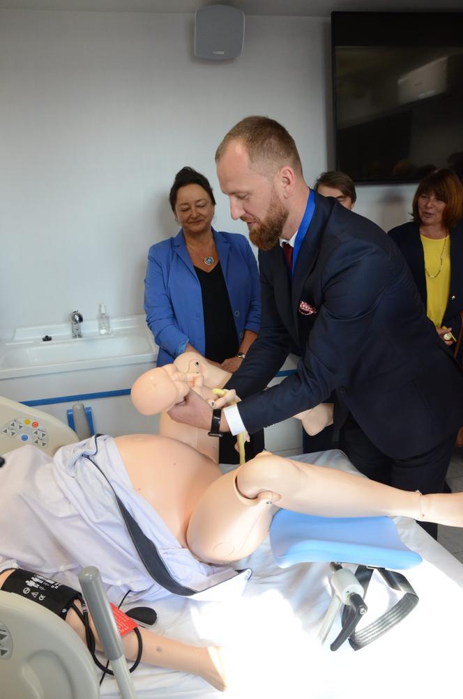 Lalki uczą studentów na lekarzy