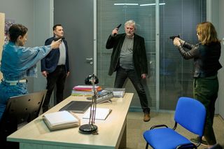 Na Wspólnej, odc 4024. Sławek (Mariusz Słupiński), policjant (Dariusz Klimek), Kaja Kasprzyk (Alicja Kalinowska), Iga (Lidia Sadowa)