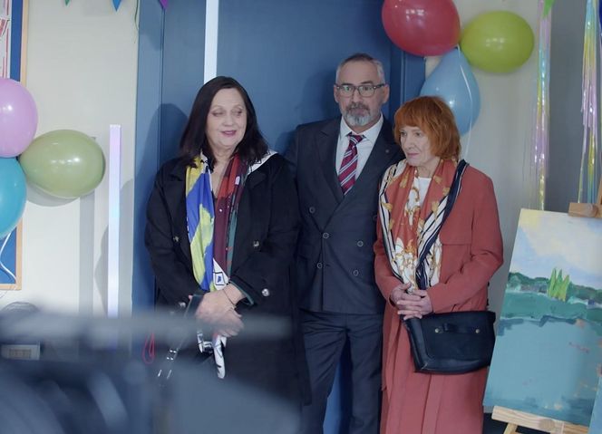 M jak miłość, po wakacjach. Adam Werner (Jacek Kopczyński), Krysia (Hanna Mikuć), pani Ola (Ewa Kolasińska)