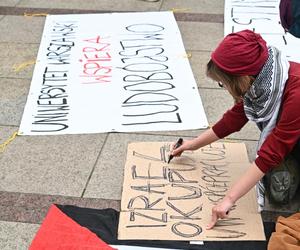 Protest studentów pod bramą Uniwersytetu Warszawskiego 