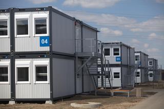 Kontenery dla tysięcy pracowników zlokalizowane są pod Płockiem