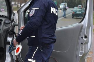 Mignął światłami, żeby ostrzec innych przed policją. Spotkała go natychmiastowa kara