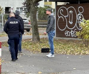 Atak maczetą na Bielanach. Trwa obława za sprawcą. Policja apeluje do świadków