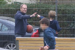 Tusk gra z wnukami w kosza