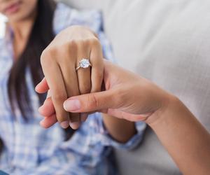 Ile powinien kosztować idealny pierścionek zaręczynowy? To zagwarantuje udane małżeństwo? Już dawno odeszło się od tej zasady