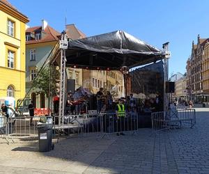 Gitarowy Rekord Świata 2024 we Wrocławiu rozpoczęty! Tak od samego rana wygląda teraz Rynek 