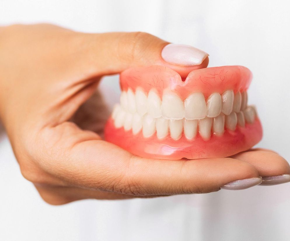 Protezy zębowe: stałe czy ruchome? Poznaj różnice, zanim zdecydujesz