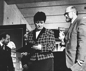 Od lewej: Sławomir Najniger, Teresa Jakutowicz, Jacek Lenart z nagrodą Prezesa Urzędu Mieszkalnictwa i Rozwoju Miast