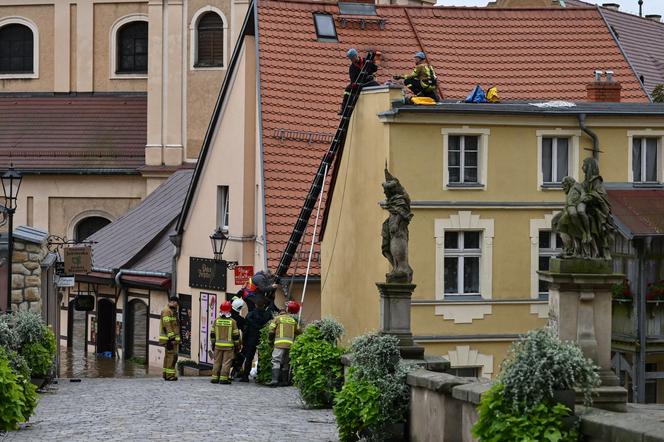 Dynamiczna sytuacja powodziowa. Rzeka Nysa Kłodzka zalała Kłodzko, 15 bm