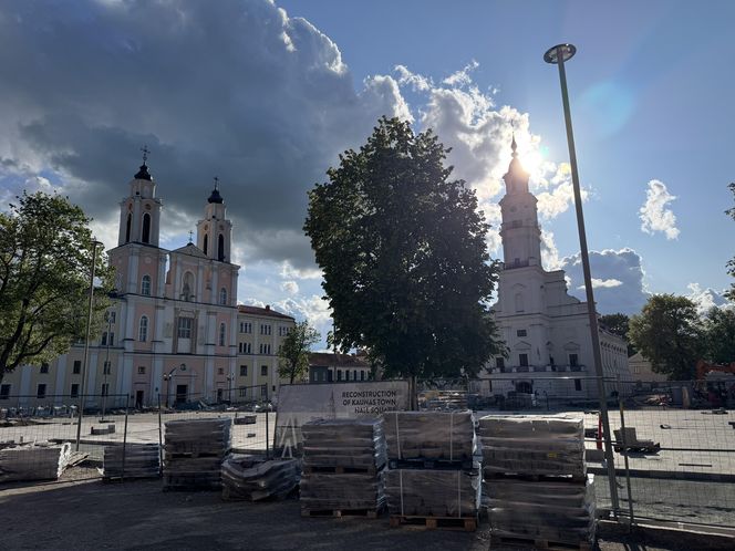 Rynek w Kownie jest obecnie w remoncie, ale to nie przeszkadza w odwiedzaniu pięknych zakątków miasta