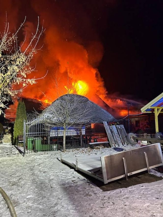 Akcja ratowniczo-gaśnicza w budynku dyskoteki w Wildze trwała przez całą noc.