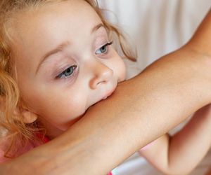 4-letnia córeczka ugryzła swojego tatę! Mężczyzna nie miał litości i wezwał policję