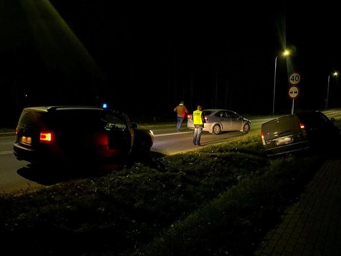 Kierowca busa ucieczkę przed strażnikami zakończył w rowie. Przewoził nielegalnych migrantów [ZDJĘCIA, WIDEO]