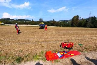 Brzezna. Rolniczy ciągnik przejechał 78-latka! Senior zabrany do szpitala przez śmigłowiec ratowniczy