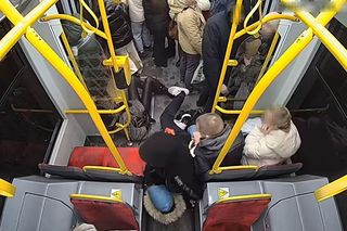 Szokujące sceny z tramwaju w Warszawie. Opublikowano właśnie nagranie. „Trzymaj się mocno”