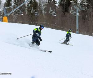 Policjanci na nartach pilnują porządku na stokach podczas ferii
