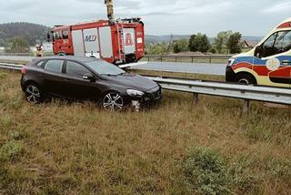 Niebezpieczne zdarzenie na S51. Samochód wpadł w poślizg i uderzył w barierki [ZDJĘCIA]