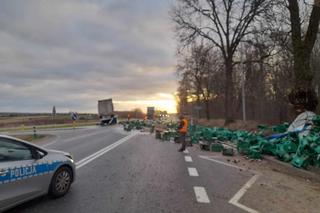 Wypadek ciężarówki z piwem na trasie Kielce - Busko-Zdrój