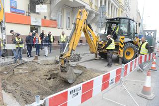 Dziura w centrum Warszawy. Zapadła się jezdnia Alei Jerozolimskich