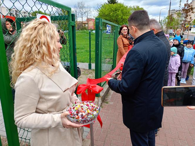 Nowy plac zabaw przy SP nr 8 w Siedlcach jest ogólnodostępny dla wszystkich mieszkańców miasta i dostosowany do potrzeb osób z niepełnosprawnością ruchową