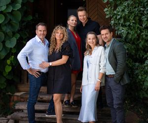 Przyjaciółki, 26 sezon, odcinek 303. Inga (Małgorzata Socha), Patrycja (Joanna Liszowska), Oskar (Jakub Wesołowski), Natalia (Natalia Rybicka), Borys (Piotr Stramowski), Wiktor (Paweł Deląg)